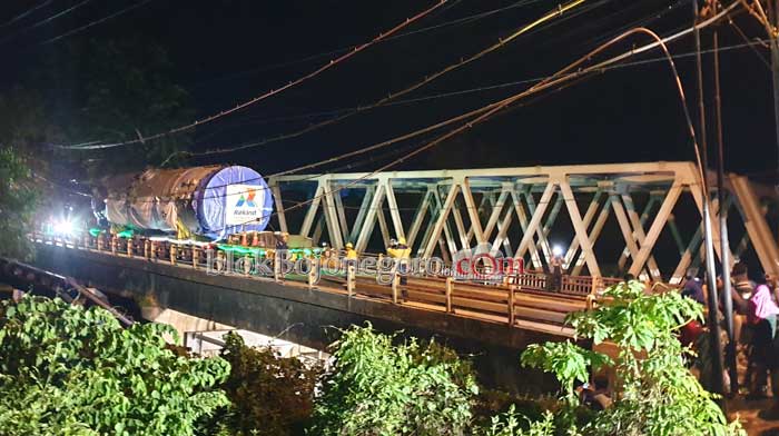 Tanpa Kepala, Alat Berat Lintasi Jembatan