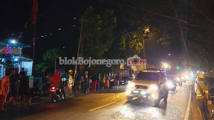 Tunggu Alat Berat JTB Lewat, Warga Antre di Pinggir Jalan