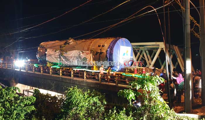 Unik, Lintasi Jembatan Kendaraan Tanpa Kepala
