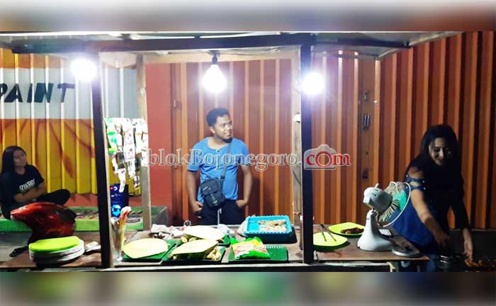 Menikmati Sate Angkringan di Ngasem