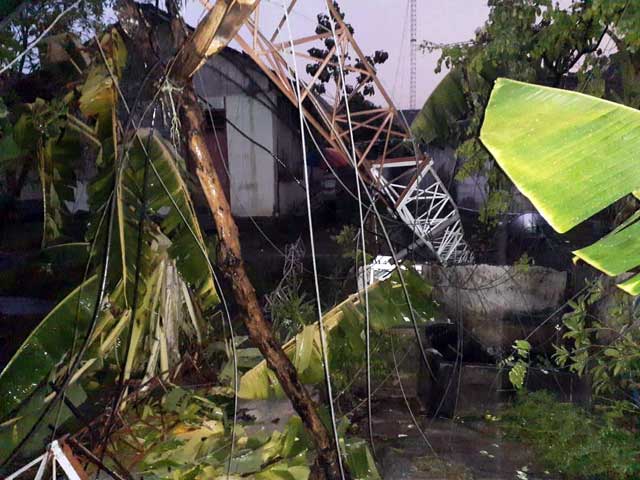 Hujan Disertai Angin Patahkan Tower Kominfo dan Tumbangkan Pohon