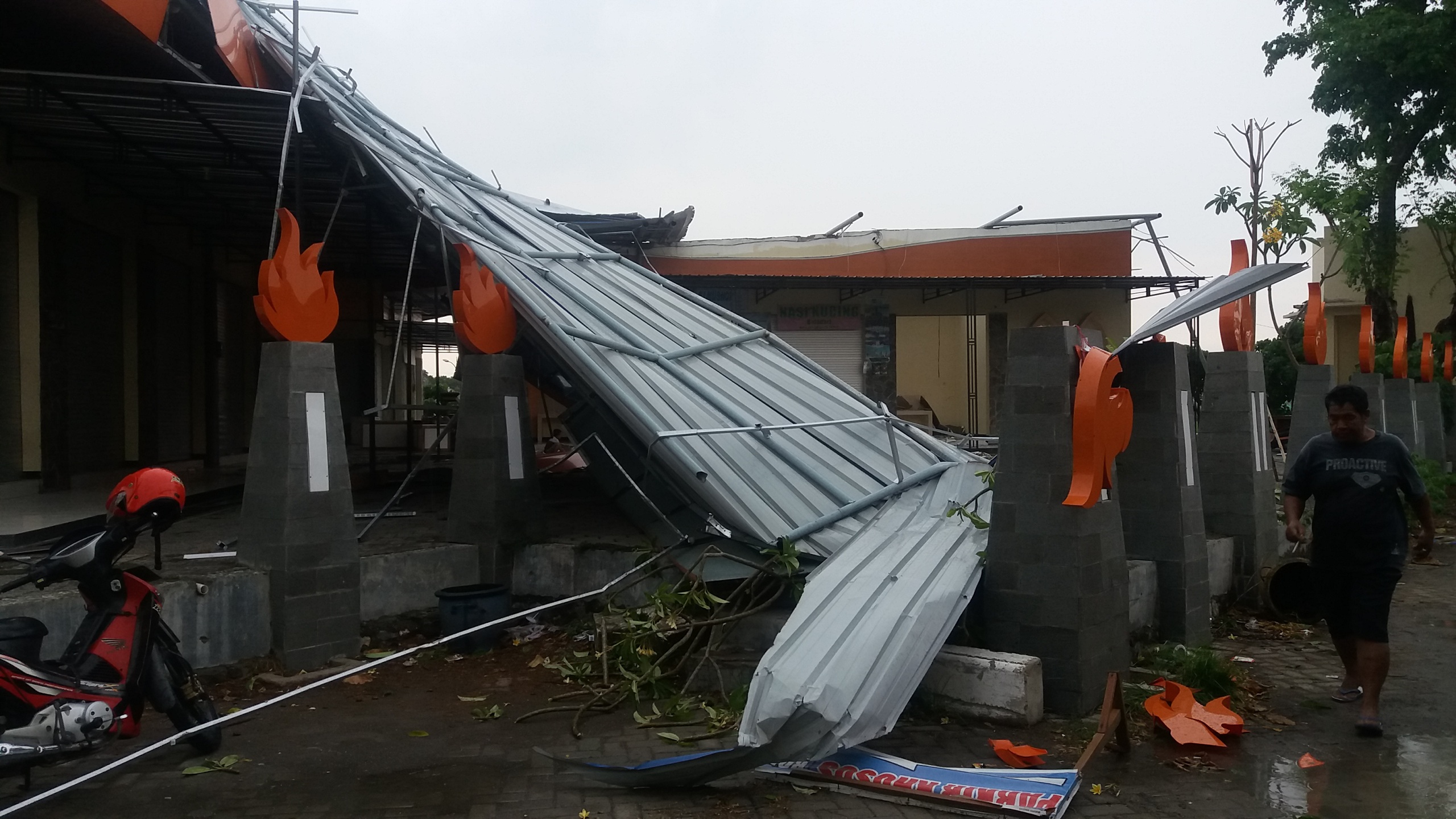 Dinding Pemkab Terkelupas dan Teras Taman Rajekwesi Ambruk