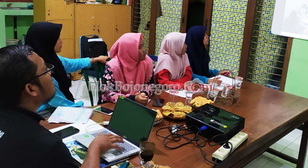 Dalami Jurnalis, UKM SINERGI IKIP PGRI BOJONEGORO Belajar ke bB