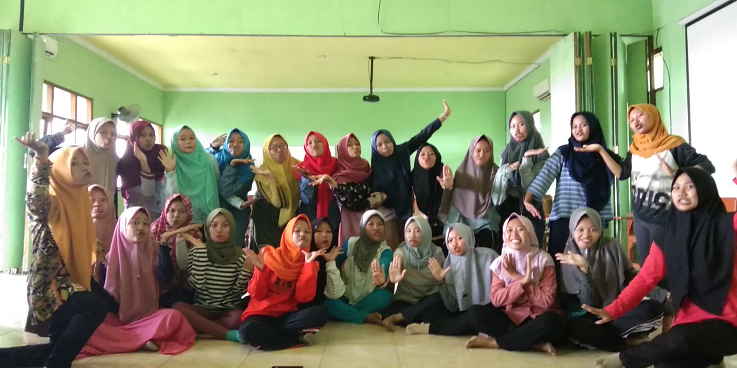 Tingkatkan Kompetensi Calon Guru MI, Sanggar Tari HMP PGMI IAI Sunan Giri Gelar Pelatihan