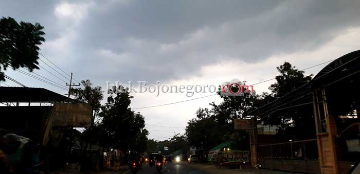 Cuaca Akhir Pekan Hujan Petir