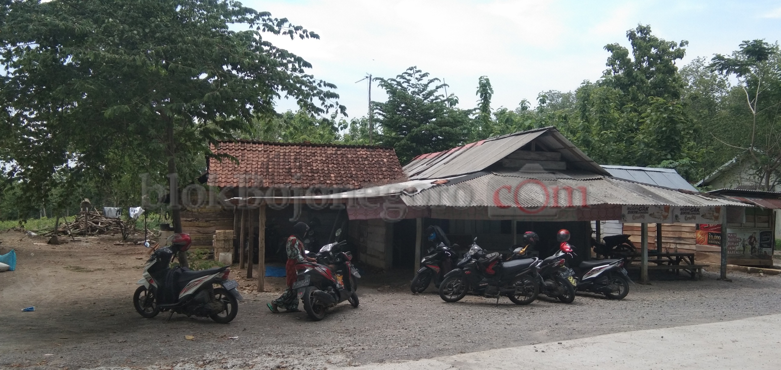 Meski di Hutan, Warung ini Ramai Pembeli