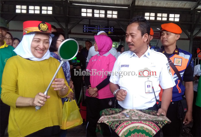 Berangkatkan KA, Bupati Berperan Menjadi PPKA