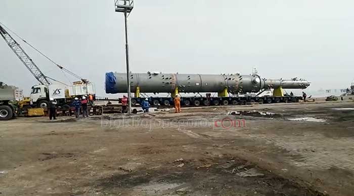 Selexol 57 Ton Panjang 33 Meter Siap ke Bojonegoro