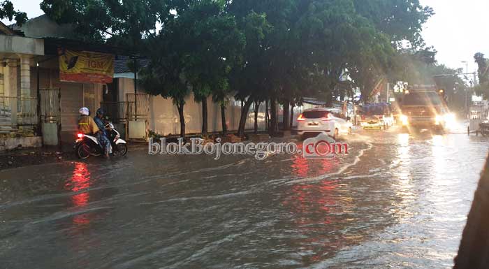 Genangan Air depan RSU Sumberrejo, Hati-Hati..!
