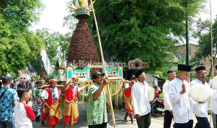 Musik Tradisional Jedor Turut Ramaikan Arak-arakan Gunungan Salak