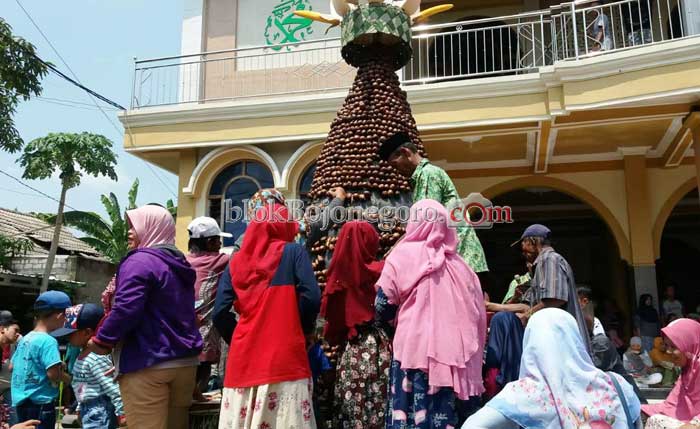 Hanya Beberapa Menit, Ribuan Salak Ludes