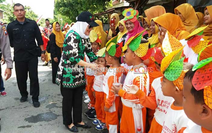 Puluhan Siswa Antusias Sambut Bupati