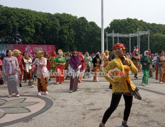 Ribuan Peserta Upacara Moment Hari Ibu Ikuti Senam Produktif