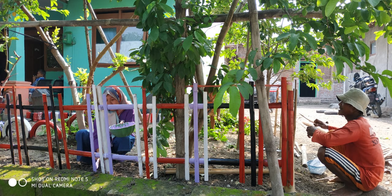 Kampus Ungu-EMCL Buat Taman Toga di Desa