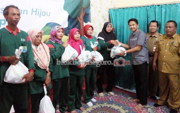 Penghujung Tahun, BAZNAS Bojonegoro Beri Sembako Pasukan Hijau DLH