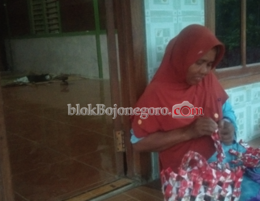 Warga Nglampin Daur Ulang Plastik Jadi Kerajinan Tangan