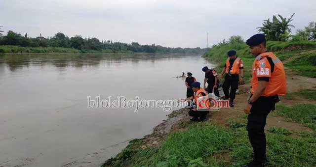 Siap Siaga Banjir, Brimob Bojonegoro Cek Bengawan Solo