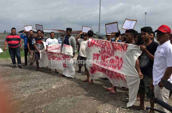 Tuntut Tanggung Jawab Meindo, Warga Kalitidu Demo Tutup Jalan