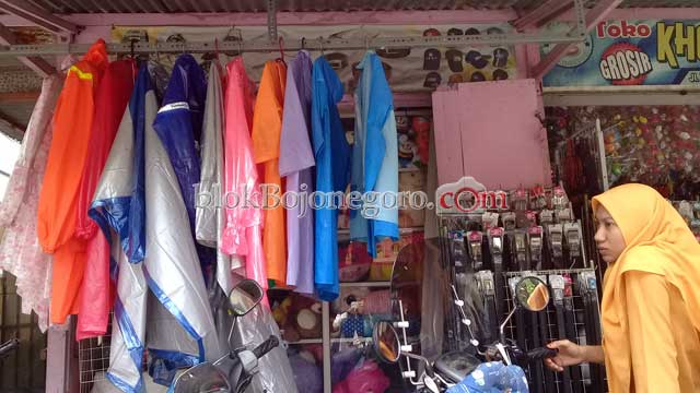 Musim Hujan, Berkah Bagi Penjual Jas Hujan