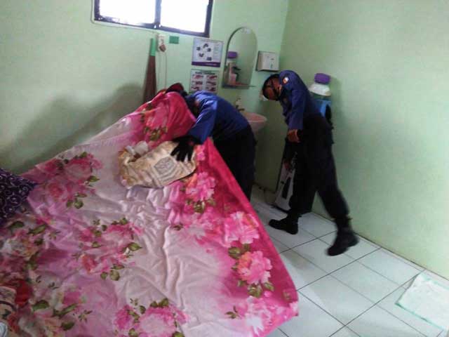 Damkar Lakukan Penanganan Teror Ular di Puskesmas Kanor