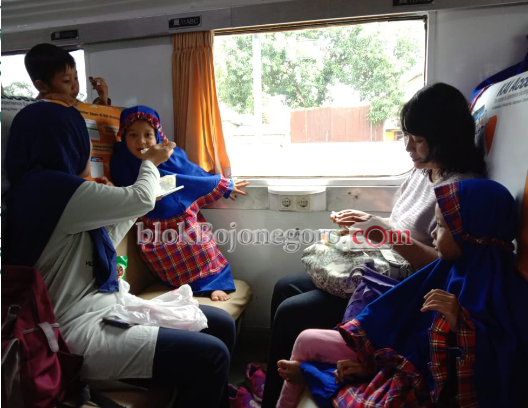 Serunya Outing Kelas dengan Bis dan Kereta Api