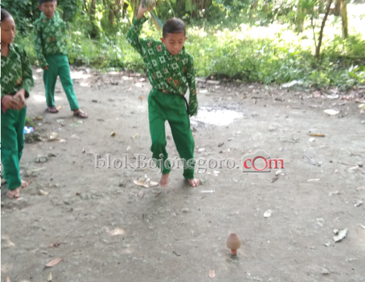 Asyiknya Bermain Permainan Tradisional