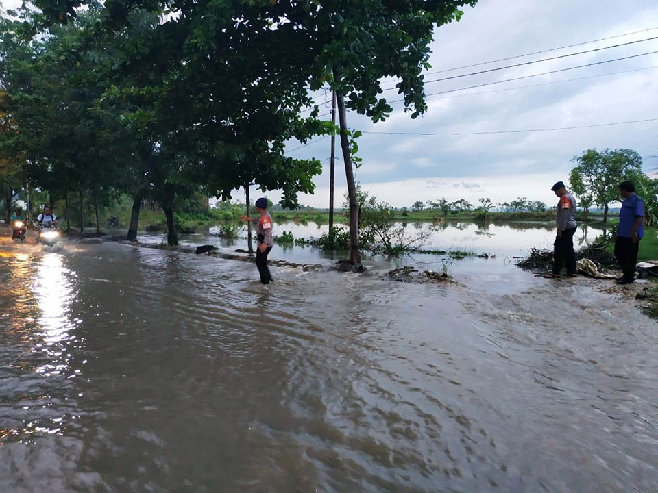 Tim SAR Brimob Cek Luapan Irigasi di Dander
