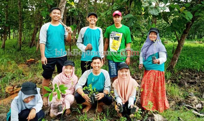 Bersama Karangtaruna, Mahasiswa Sunan Giri Tanam 1.000 Pohon