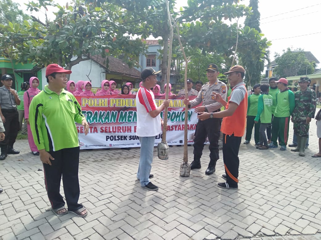 Aparat di Sumberrejo Bersama DLH Lakukan Tanam Pohon