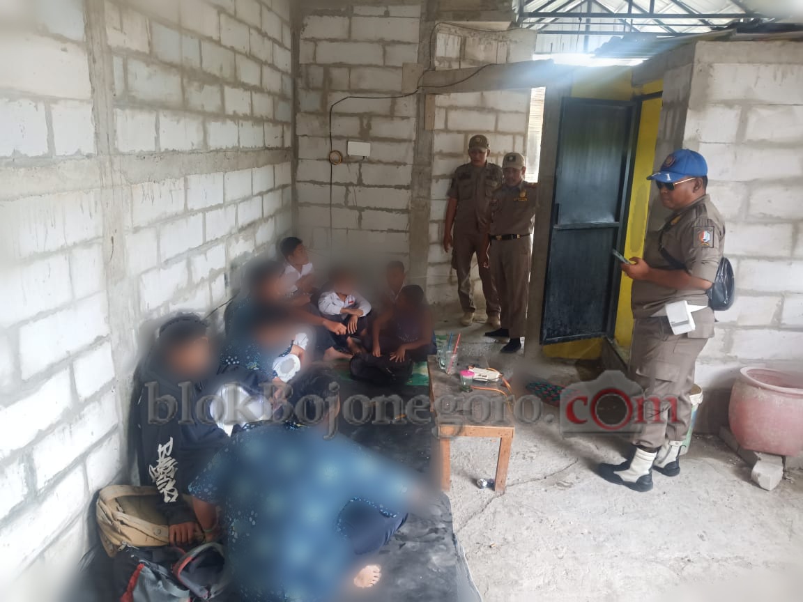 Asyik Nongkrong di Cafe saat Jam Sekolah,  13 Pelajar Diamankan
