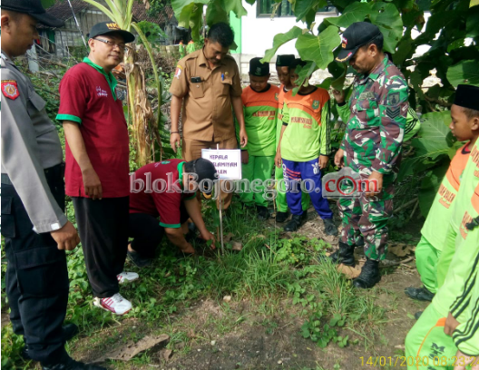 Peduli Lingkungan, Tanam Pohon Bersama Masyarakat