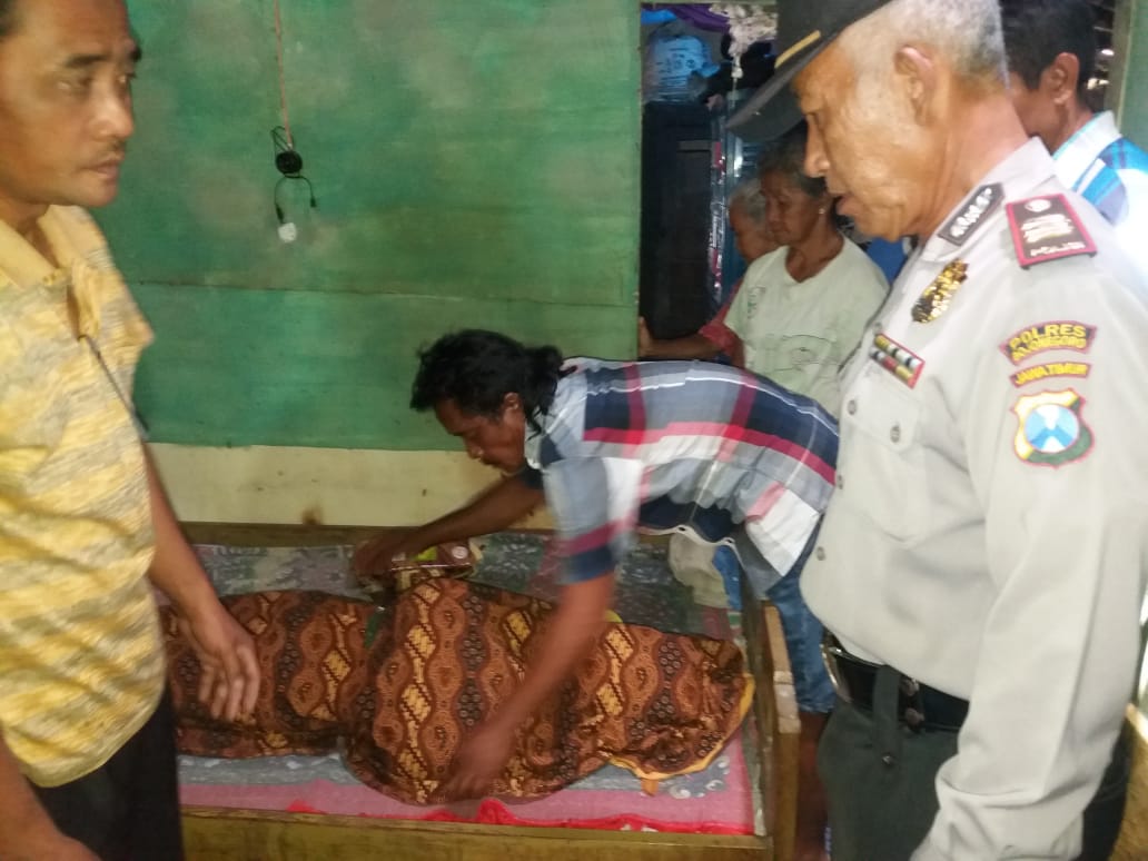 Perbaiki Listrik, Warga Wonocolo Kesetrum