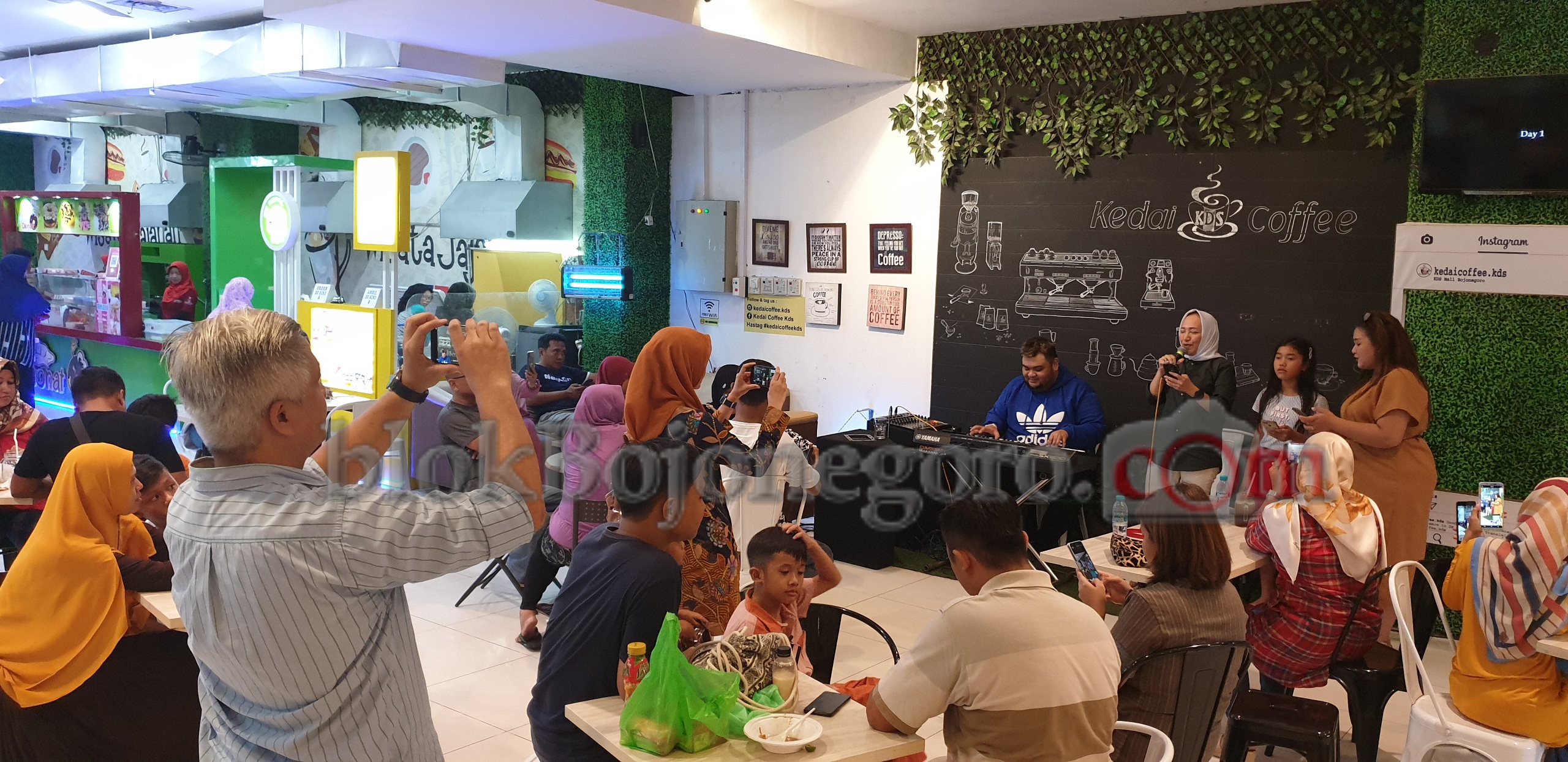 Bupati Anna Santai dan Nyanyi di KDS