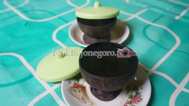 Unik, di Warung Batok Minum Kopi Campur Air Kelapa