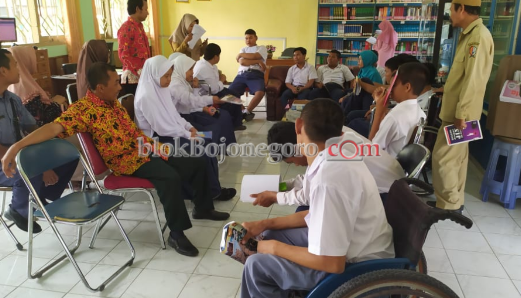 Tingkatkan Minat Baca, Siswa SLB Kunjungi Perpusda