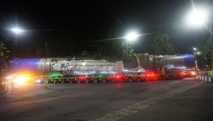 Melintang di Perempatan Jembatan Sosrodilogo