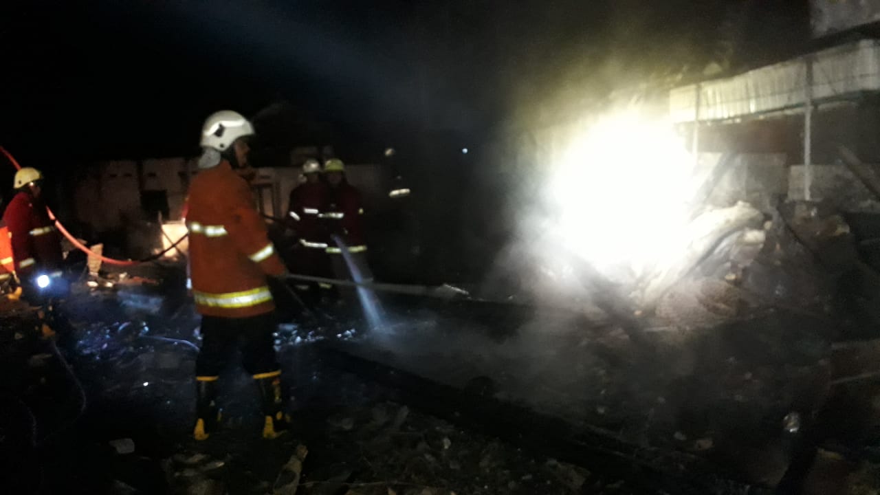 Di Duga Korsleting Toko Bangunan di Ngasem Ludes Terbakar