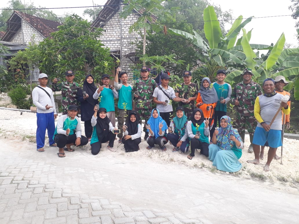 Hijaukan Desa, Babinsa dan Pemdes Sedeng Tanam Pohon