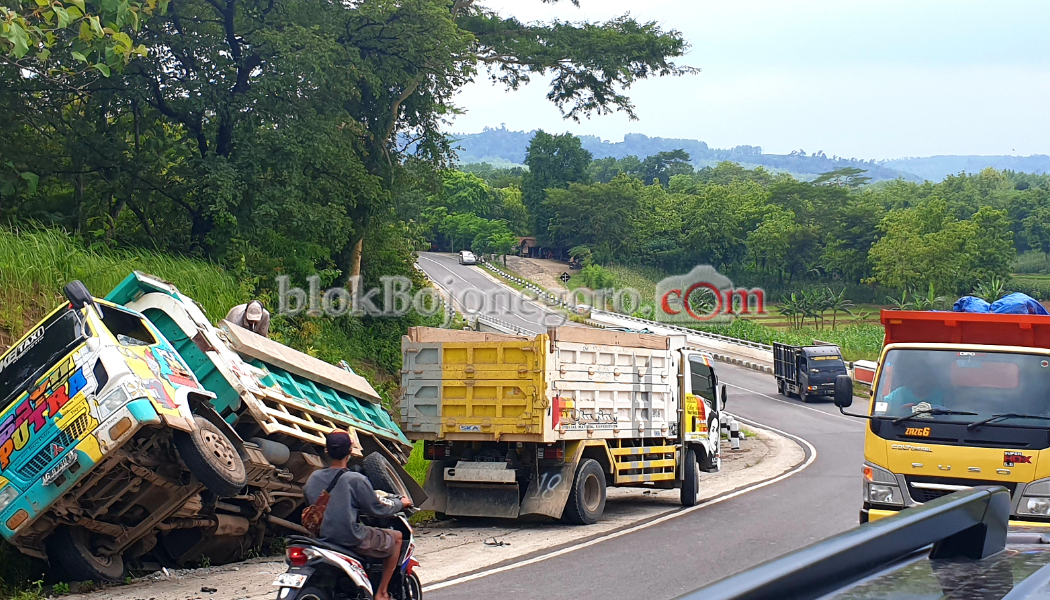 Truk Material Nahas di Jalan Waduk Pacal