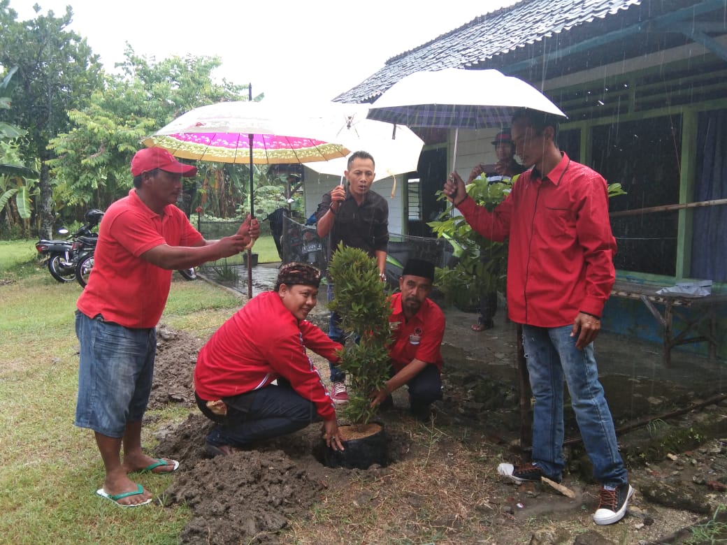 Tak Hanya Serap Aspirasi, Ketua Fraksi PDI Perjuangan Juga Tanam Pohon
