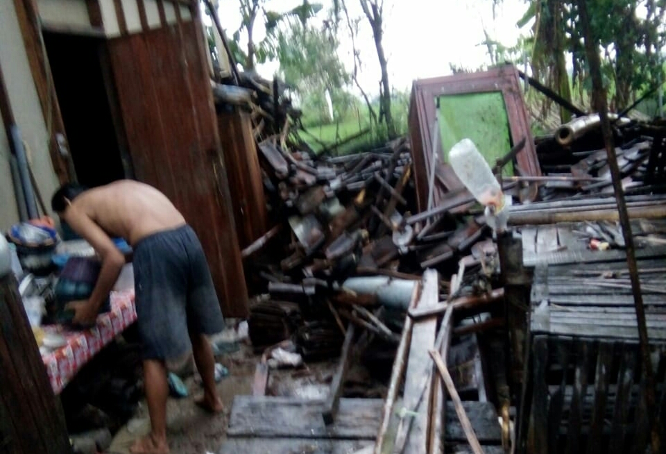 Diterjang Angin, Dapur Milik Warga Sidodadi Ambruk