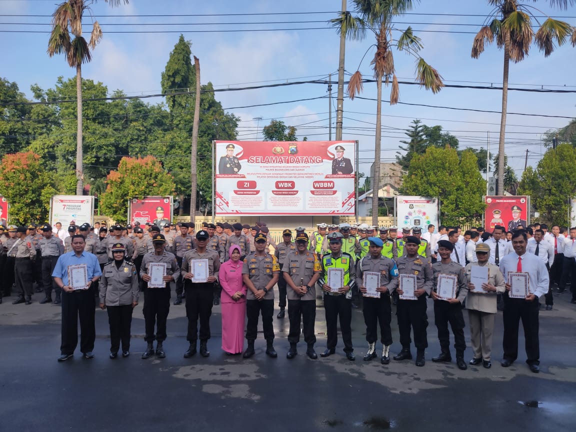Kapolres Beri Penghargaan 8 Anggota Berprestasi