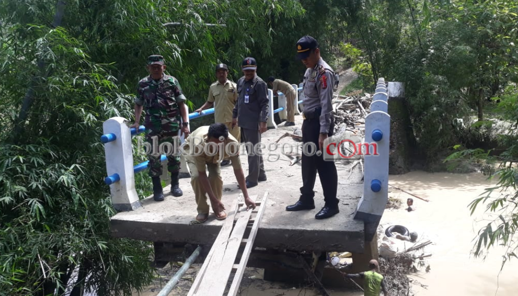 Banjir Bandang Gerus Dua Jembatan di Ngasem