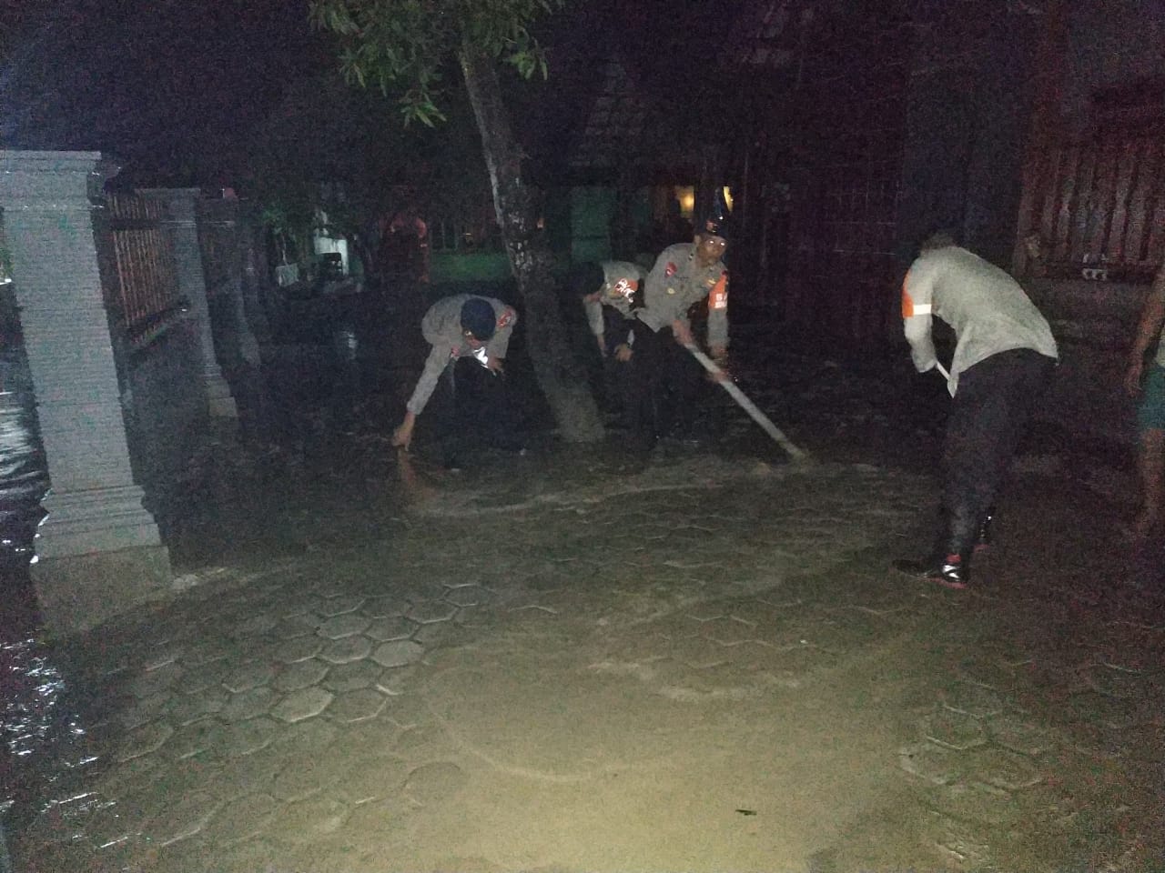 Brimob Bantu Bersihkan Material Sisa Banjir Bandang