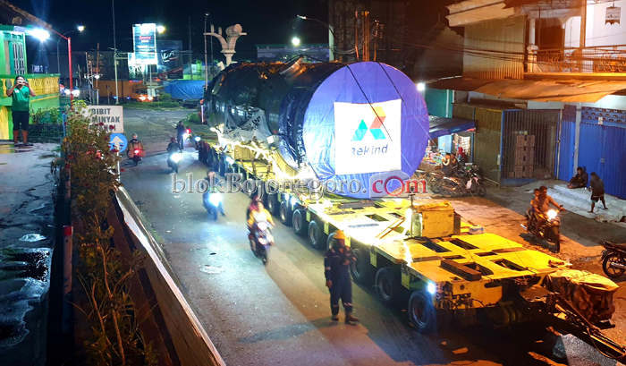 Alat Berat JTB Difoto dari Atas Tanggul