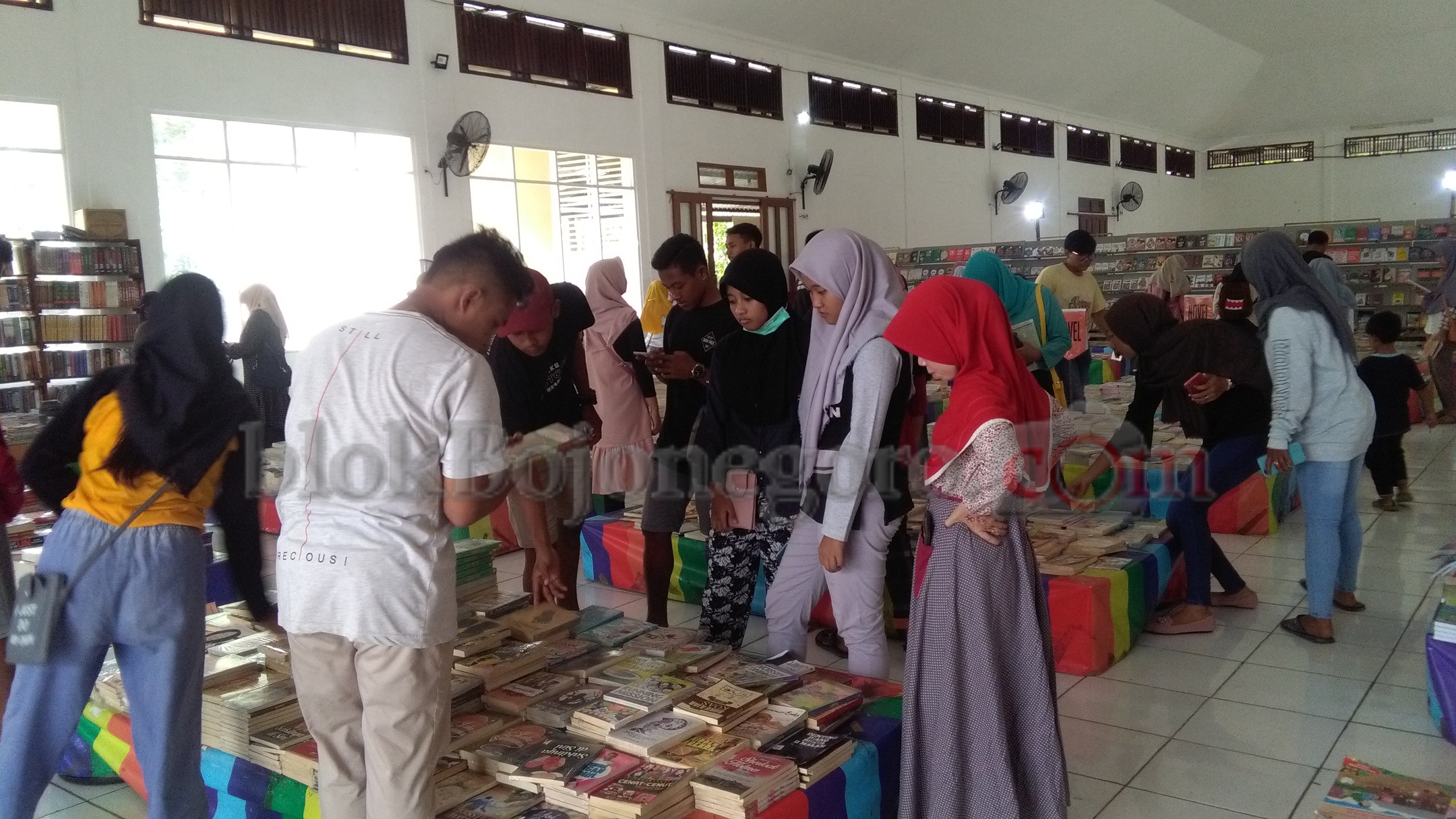 Hari Terakhir Masyarakat Berbondong ke Bazar Buku Murah