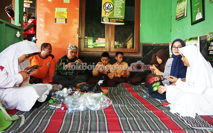CEC Beri Edukasi Kerajian Botol Bekas Siswa Kelompok Adiwiyata