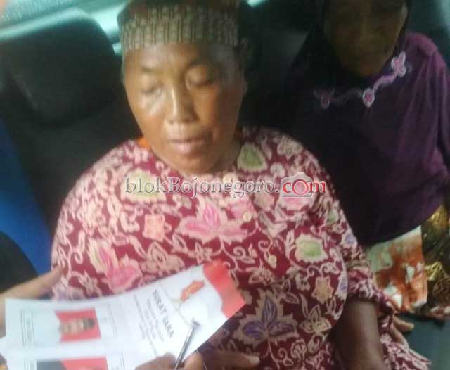 Panitia Pilkades Bangilan Jemput Bola ke Rumah Warga yang Sakit