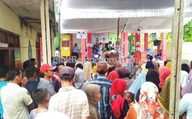 Tak Mau Masuk Bilik Suara, Kakek di Pohbogo Takut Akan Disuntik