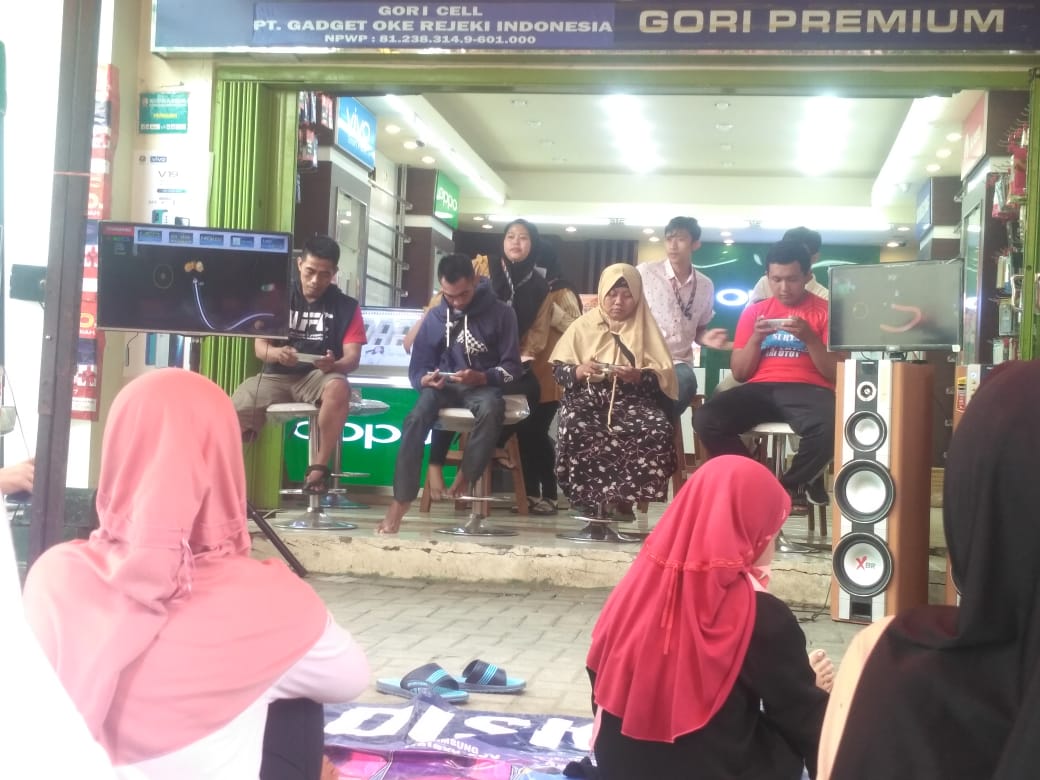 Puluhan Penggila 'Game Cacing' Adu Ketangkasan